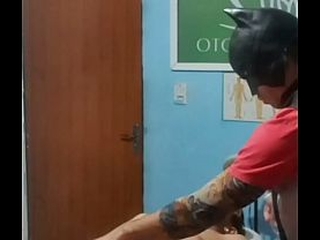 Sexo com novinho na massagem