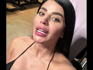 Sara Retali horny in the Gym