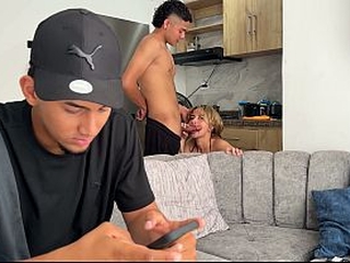 La madrastra de mi mejor amigo me seduce para que me la folle muy rico